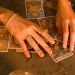 Мистическая эстетика слота Madame Destiny с гадалкой и символами